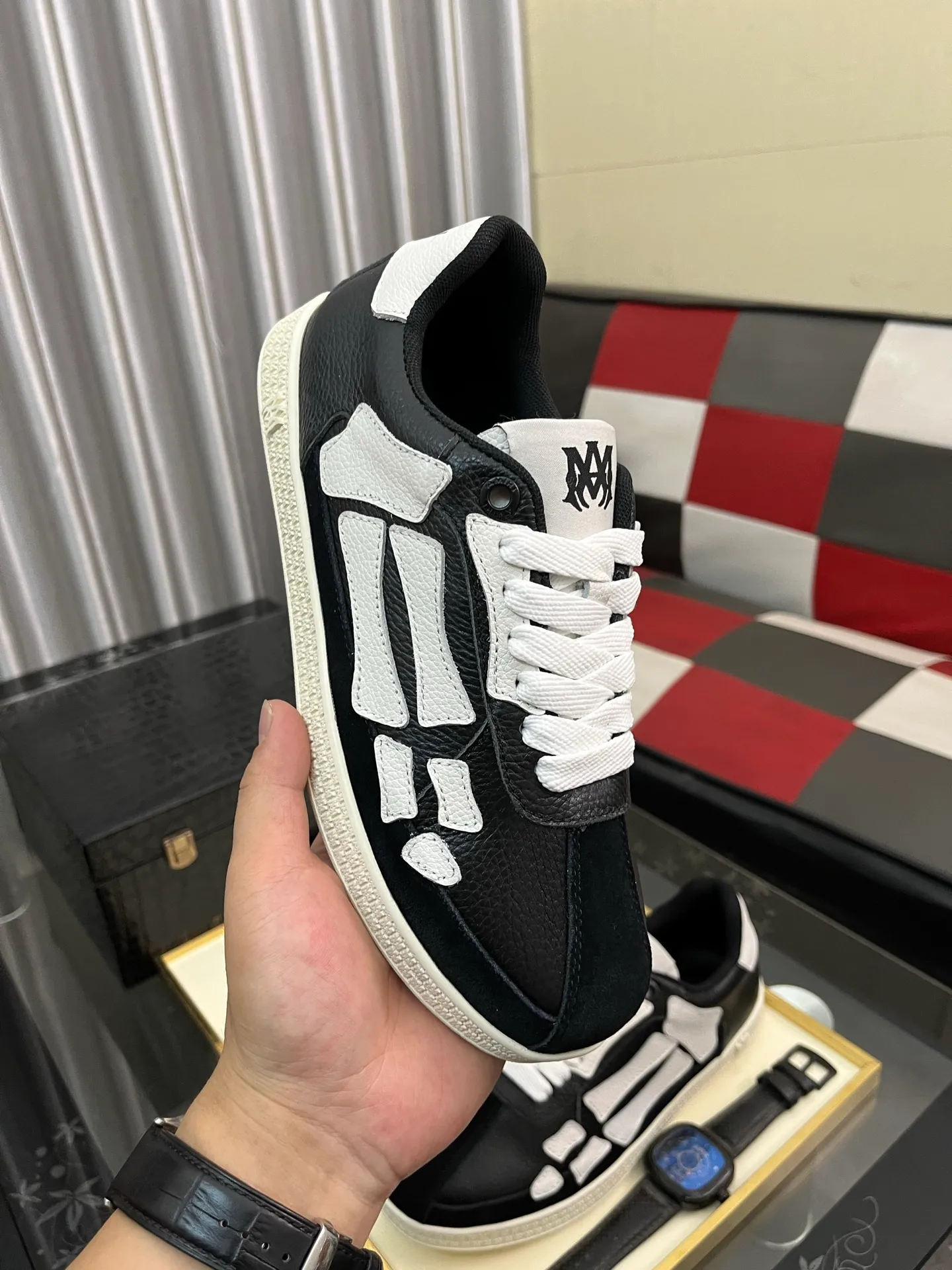Men's shoes 💰420⌚️⌚️《AMIR*》New men's low-top casual sports sneakers bone shoes, another pair of irresistible bone shoes. Bone shoes are one of AMIRI's most popular items. They use first-layer cowhide uppers. The side bones are made of two cowhide laminations. They have a three-dimensional feel. The leather incisions are all oil-edged. Contrasting color design. Simple style. Fashionable sports. Customized metal LOGO nameplate to embellish shoelaces. Exclusive control of top version. Supports comparison. Breathable mesh lining Original rubber outsole A must-have item for daily leisure Suitable for various occasions Check it out if you pursue high quality Super cool uppers Size: 38-443️⃣ Colors available